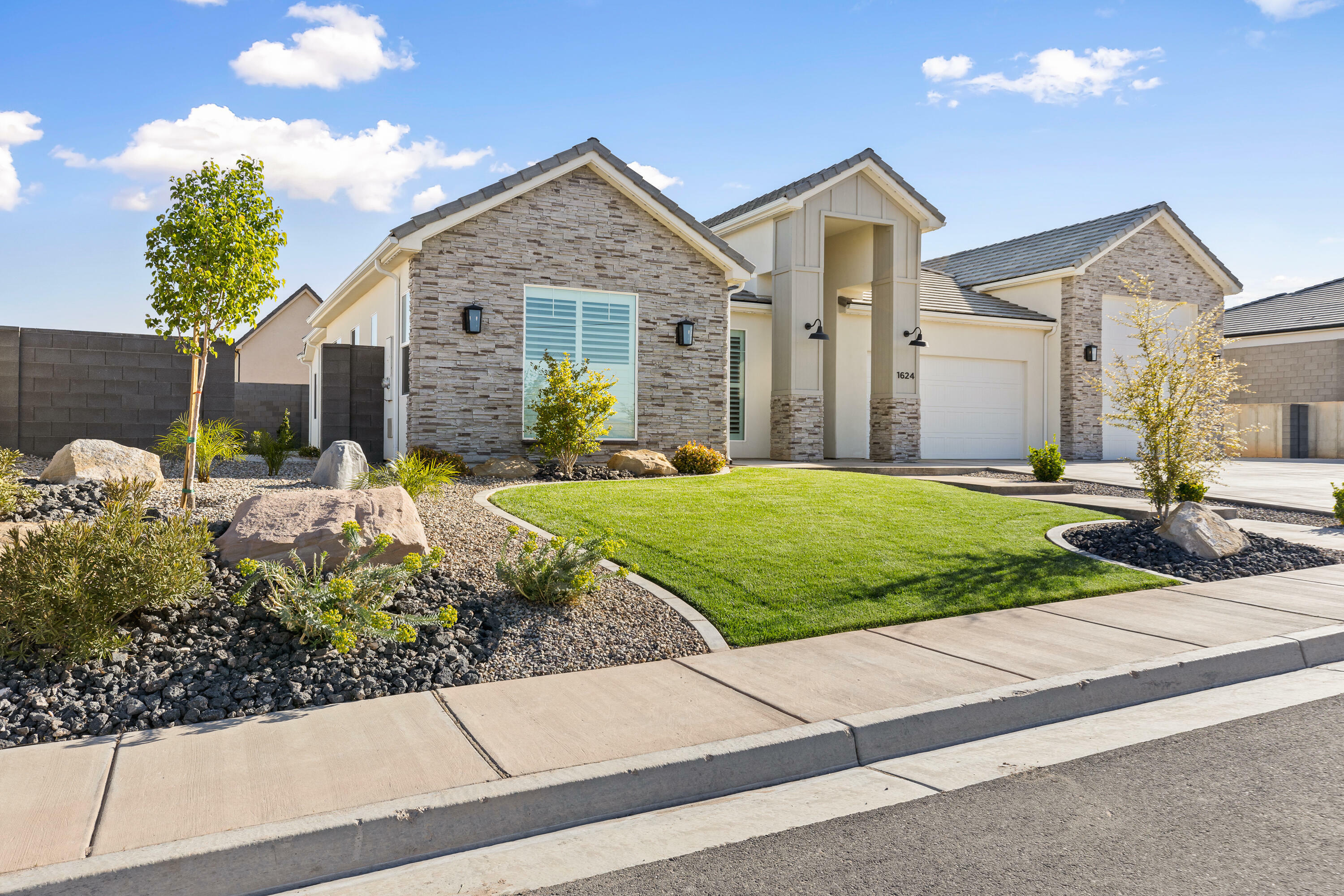 Property Photo: 1624 W Chandler Dr UT 84770
