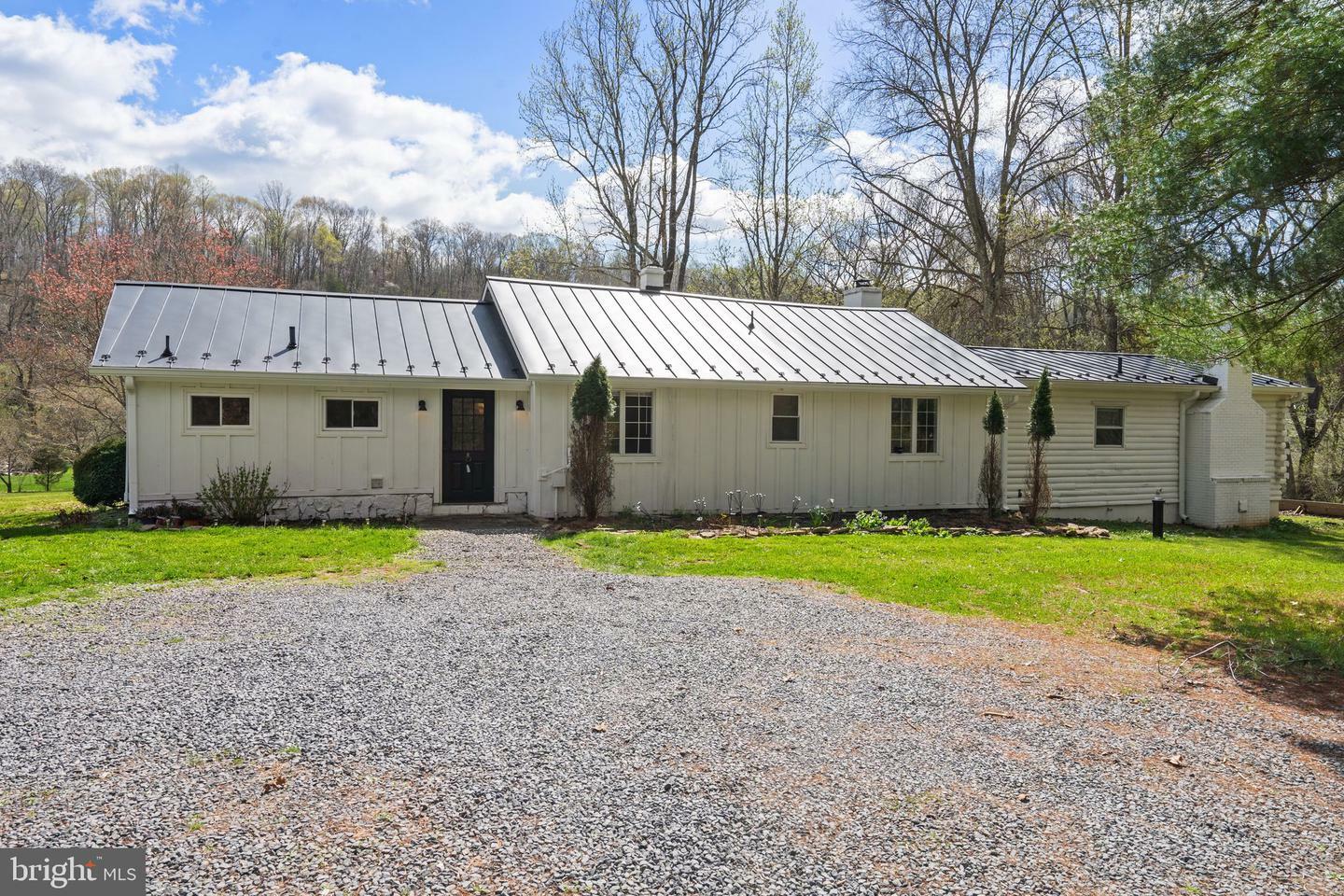 Property Photo: 38271 Lime Kiln Road VA 20117