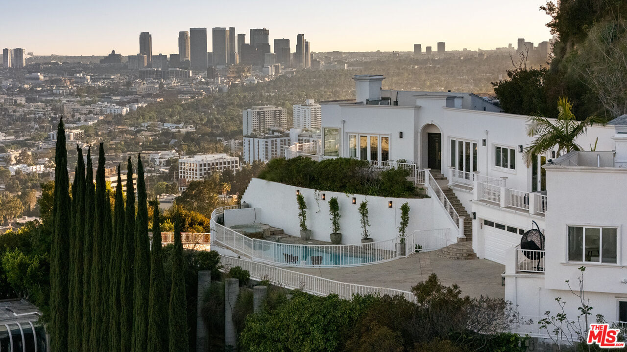 Property Photo: 8527 Hedges Way CA 90069