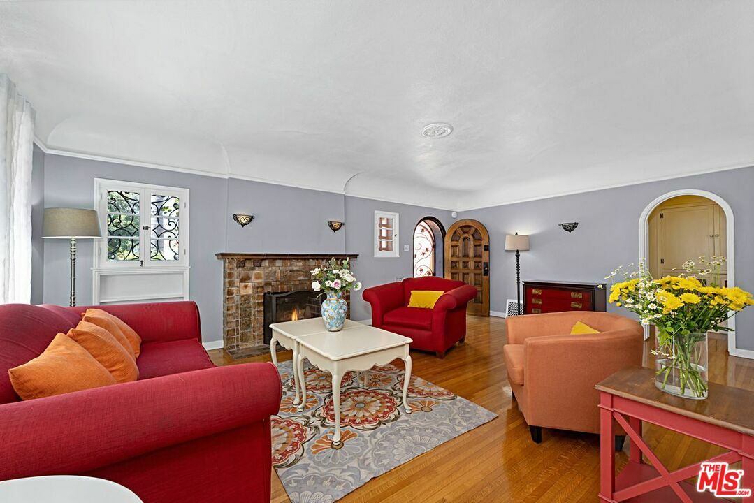Property Photo:  936 S Genesee Ave  CA 90036 