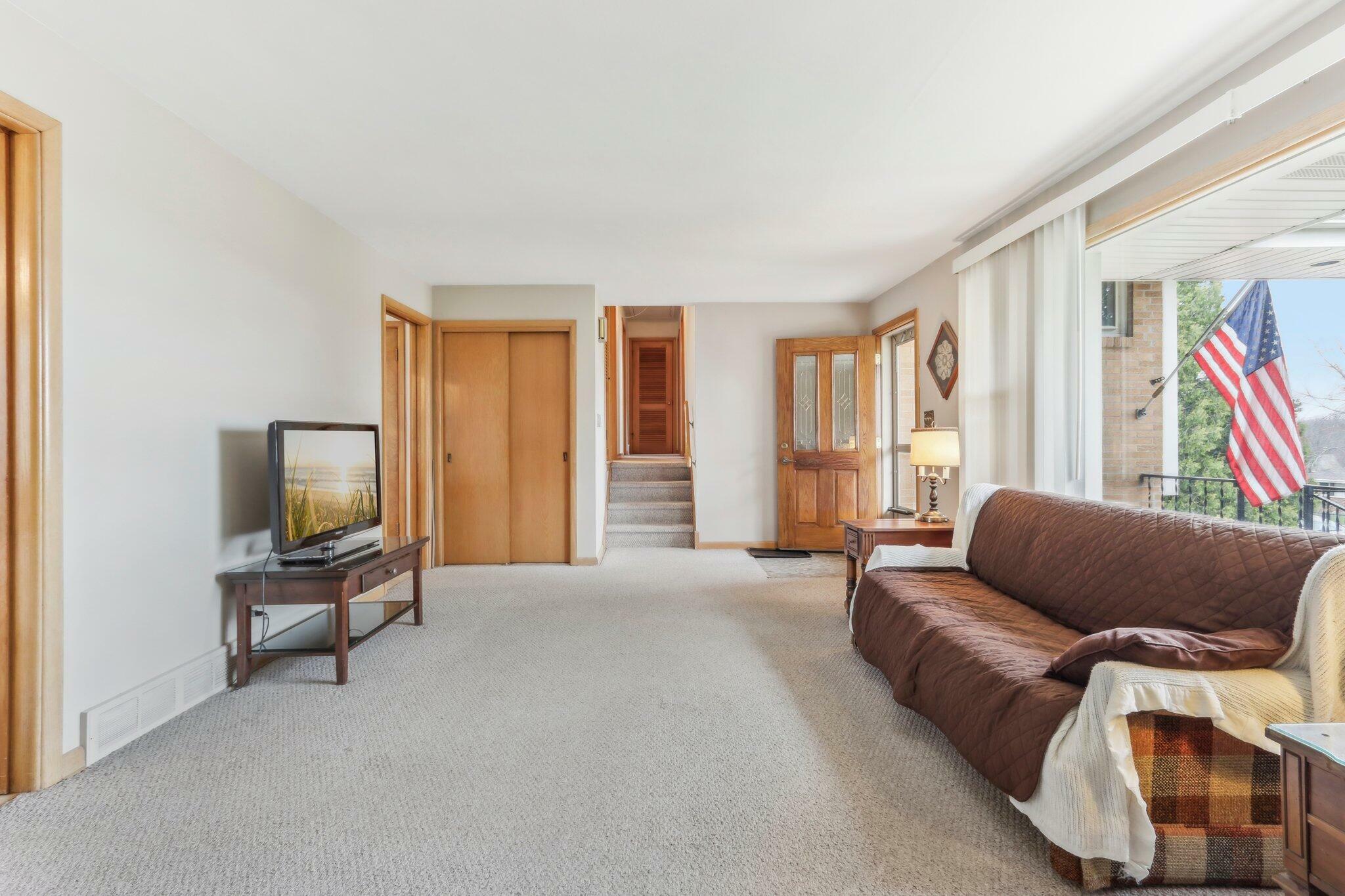 Property Photo: 815 Hi Ridge Ave WI 53186