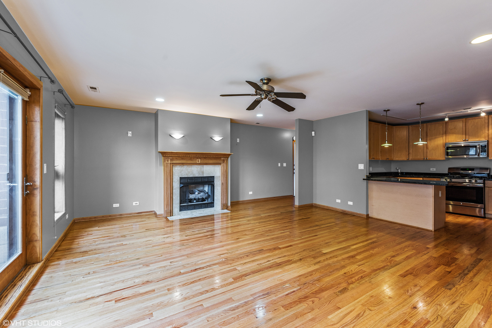 Property Photo: 2136 W Monroe Street 104 IL 60612