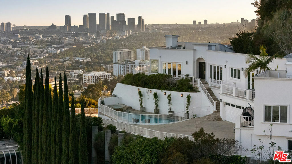Property Photo: 8527 Hedges Way CA 90069