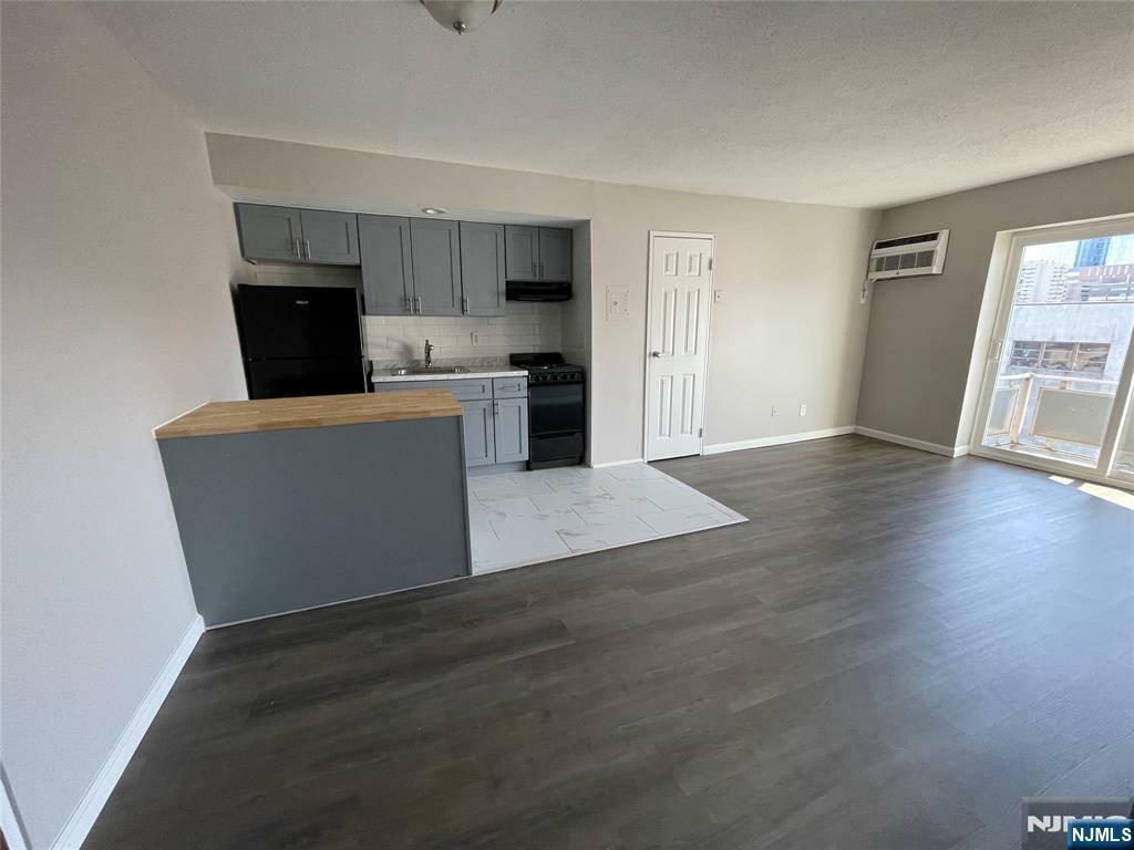 Property Photo:  125 Lawrence Street 3B  NJ 07601 