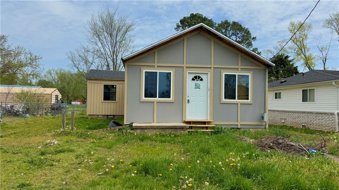 Property Photo: 1021 S B Street AR 72756