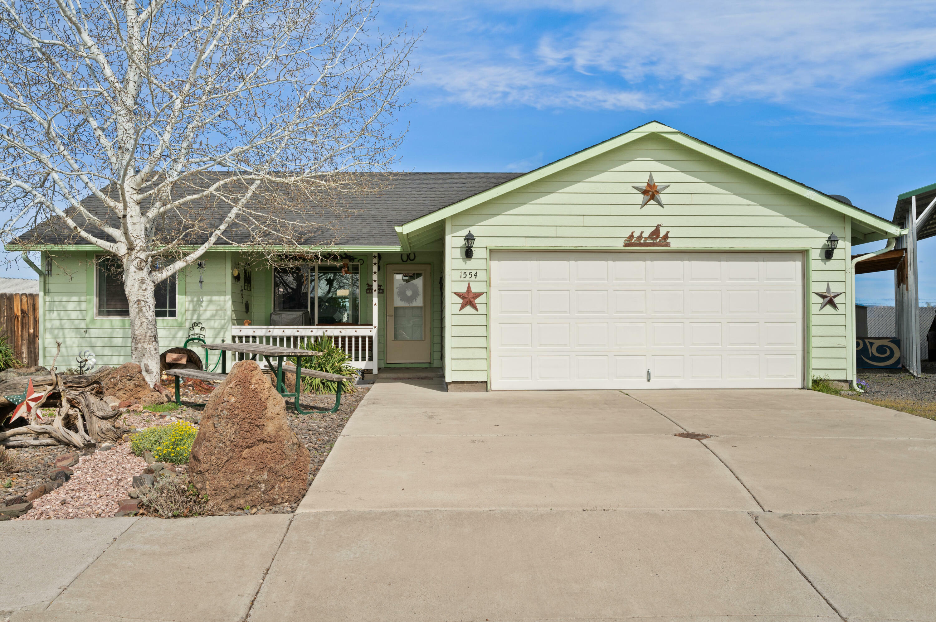 Property Photo: 1554 NE Larry Court OR 97754