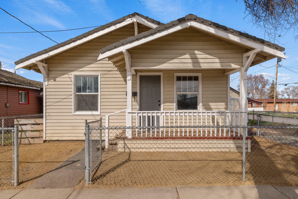 Property Photo: 1610 Division Street OR 97601