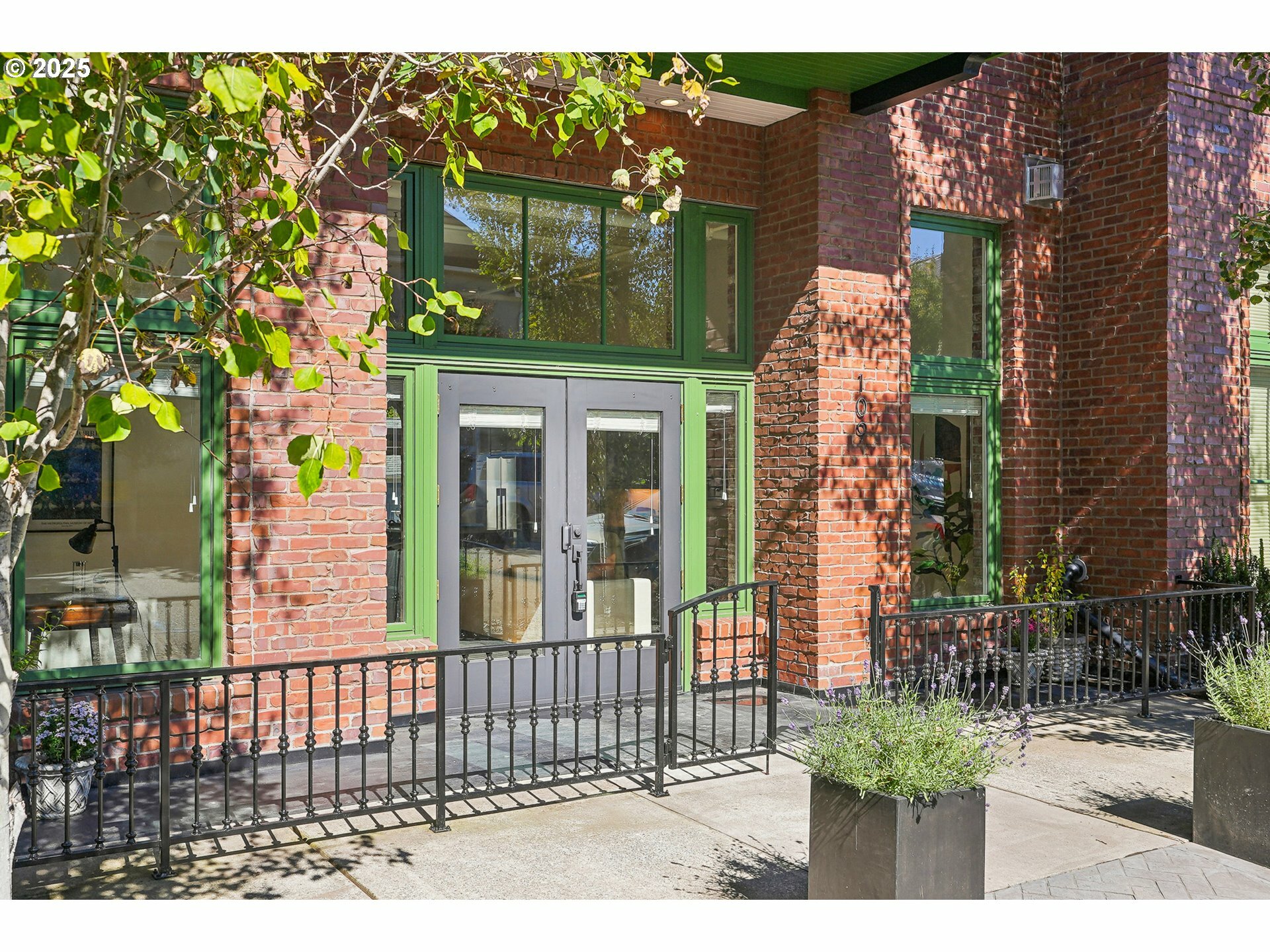 Property Photo: 109 SW Gibbs St OR 97239