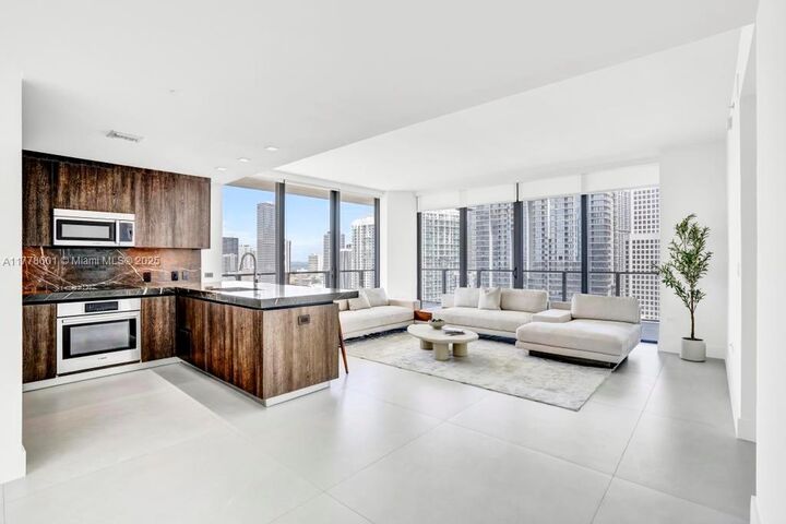 Property Photo:  88 SW 7th Street 2411  FL 33130 