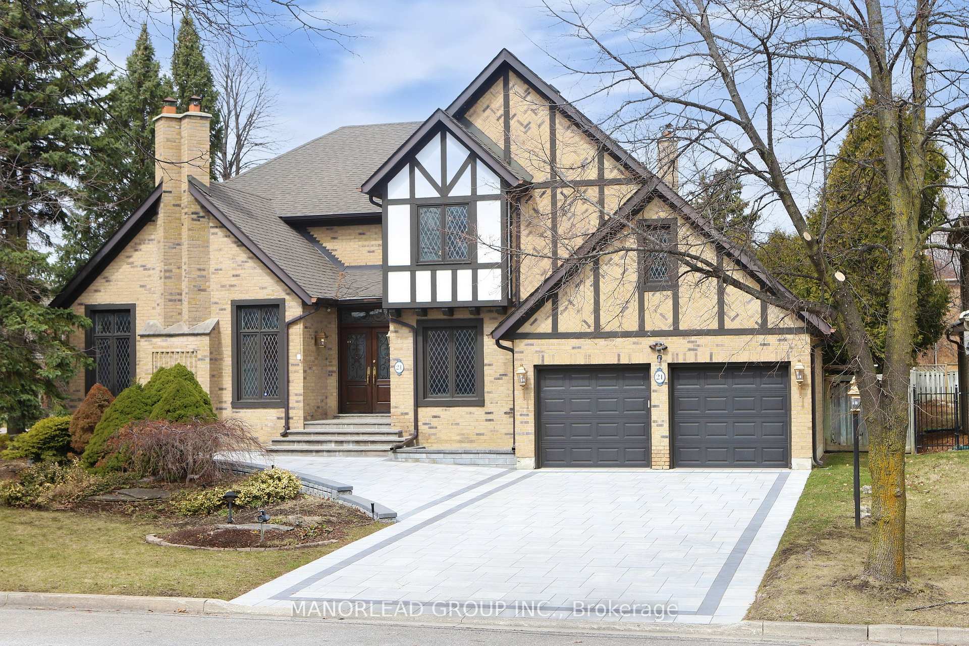 Property Photo: 21 Dunloe Road ON L4B 2H6