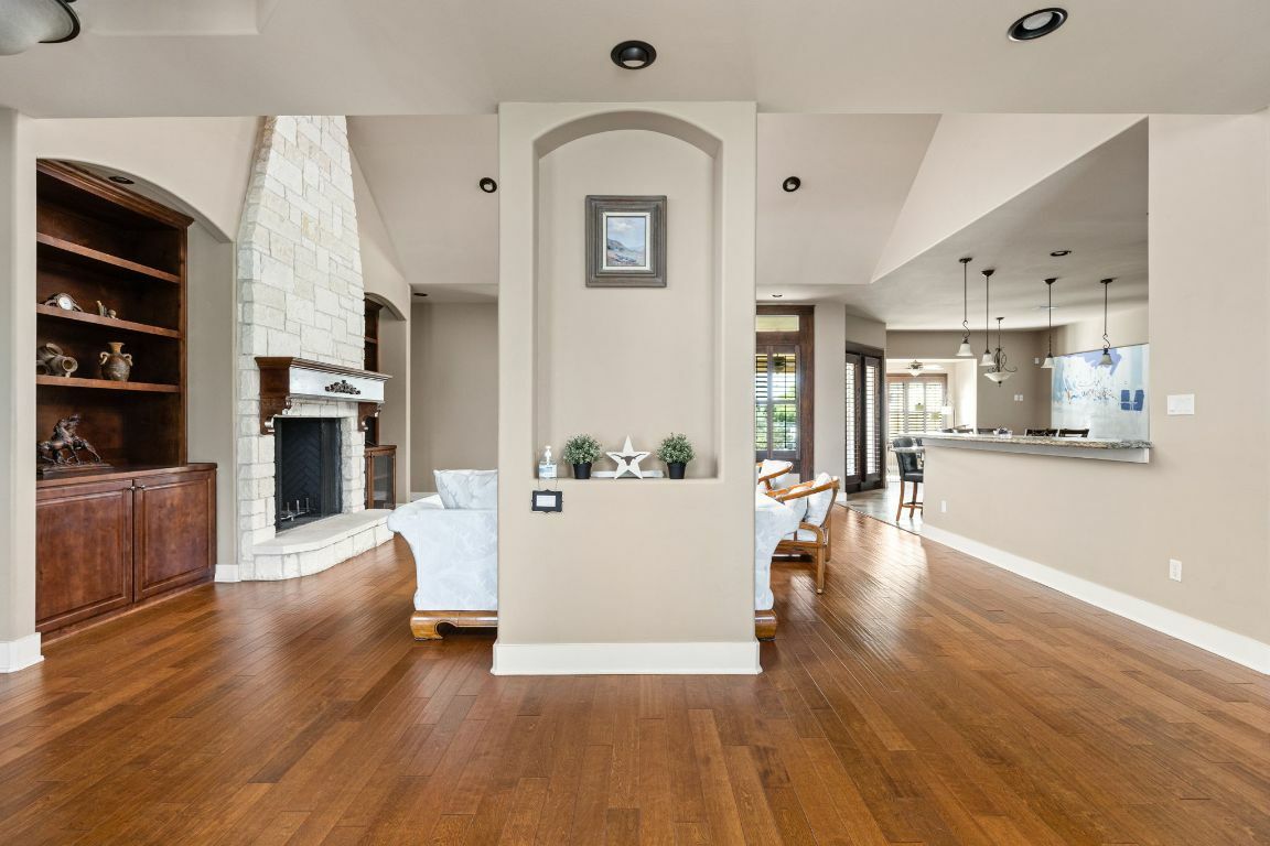Property Photo: 300 Pemberton Way TX 78737