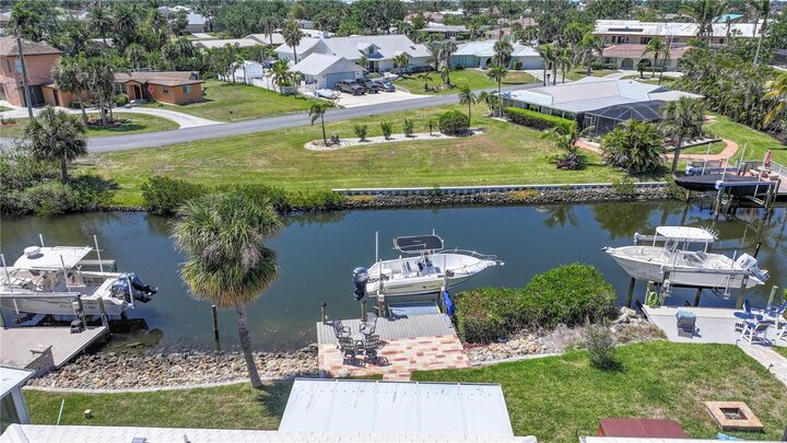 Property Photo:  120 Villa Drive 120  FL 34229