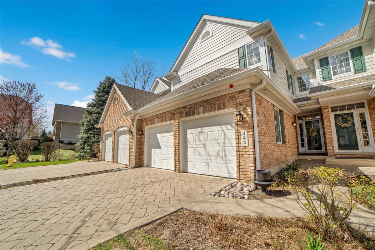 Property Photo: 444 Parkview Court IL 60514
