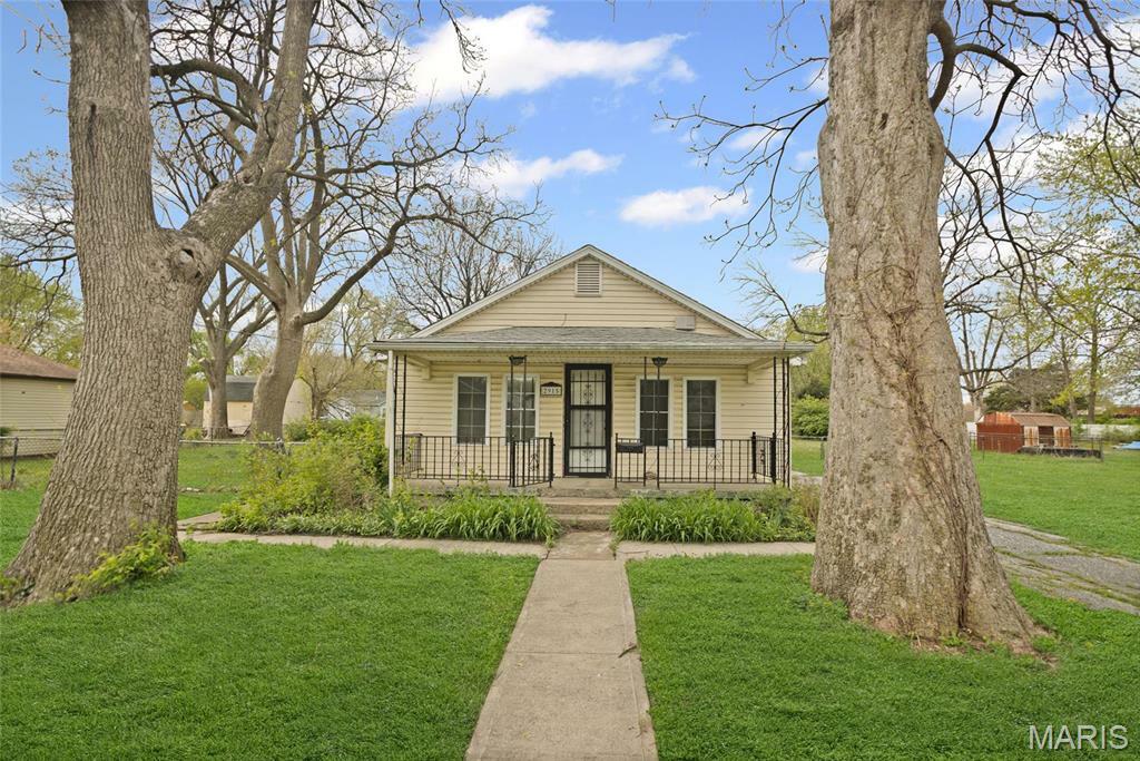 Property Photo: 2915 Roosevelt Avenue IL 62040