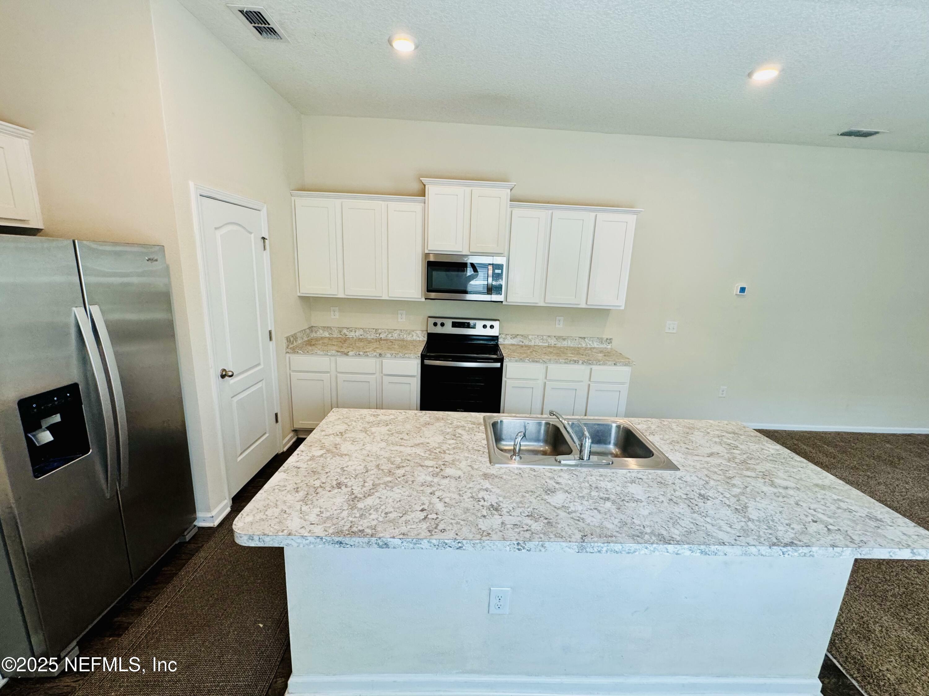 Property Photo: 8390 Meadow Walk Lane FL 32256