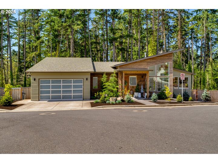 Property Photo: 2037 Golfview Ct OR 97403