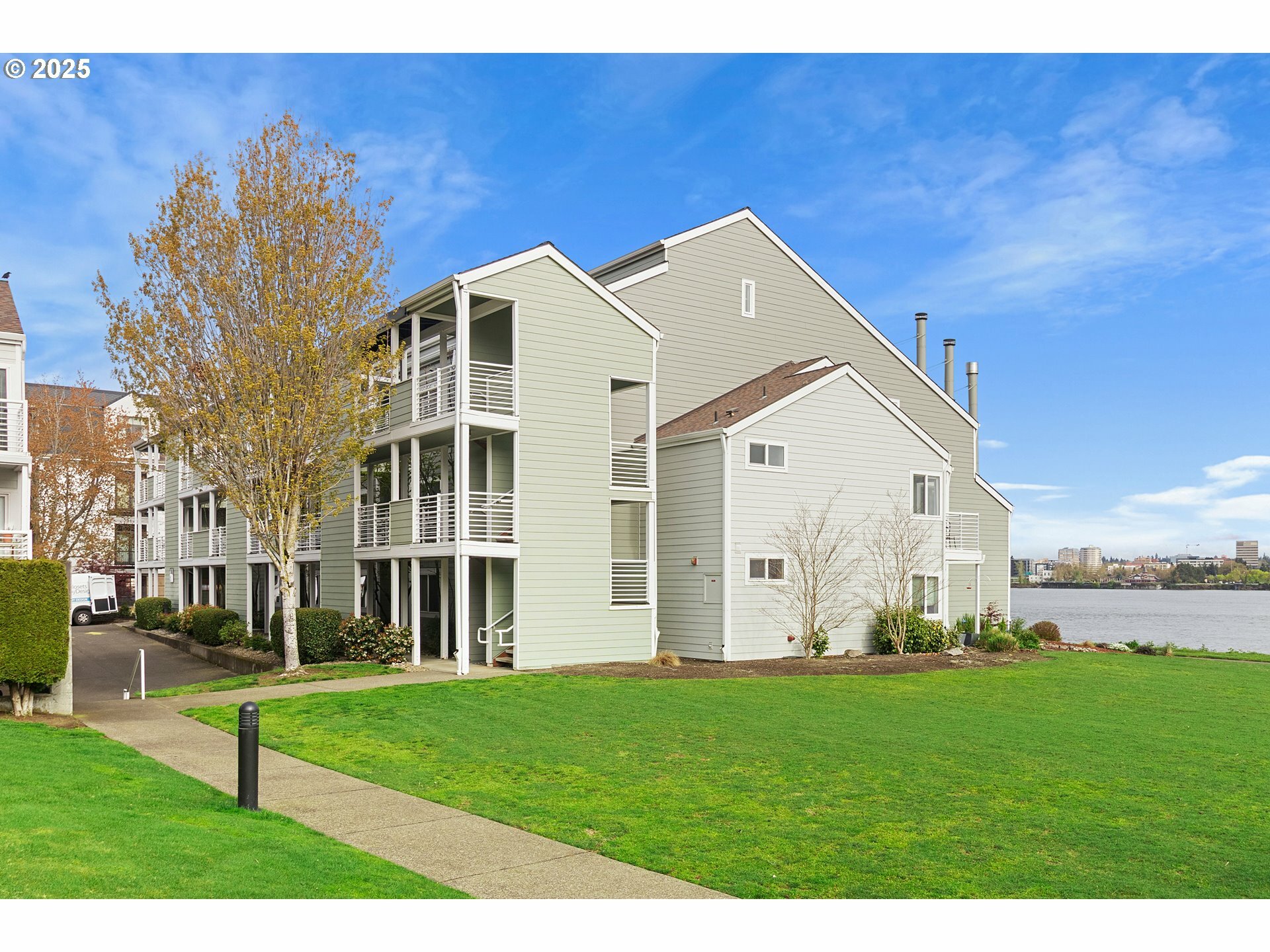 289 N Hayden Bay Dr  Portland OR 97217 photo