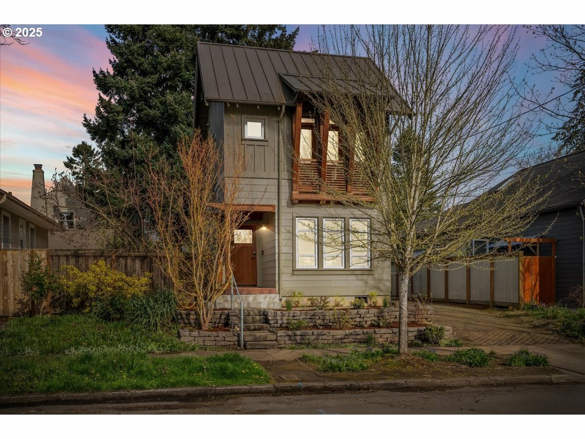 Property Photo:  8316 SE 7th Ave  OR 97202 