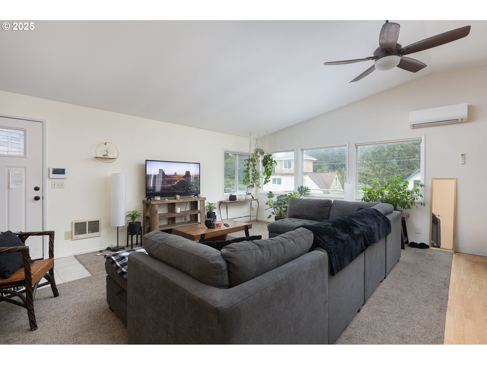 Property Photo: 2950 SW Beach Ave OR 97367