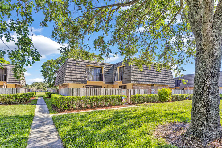 Property Photo: 113 1st Way FL 33407