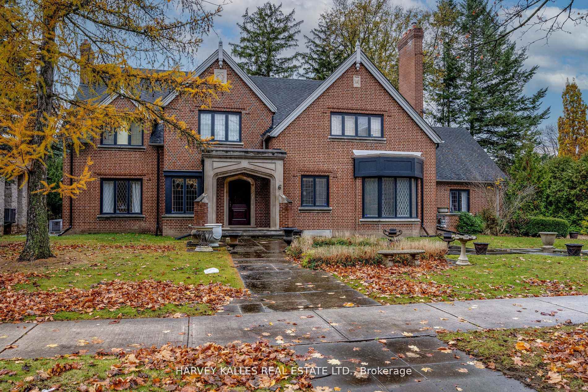 Property Photo: 6 Versailles Court ON M3B 2A9