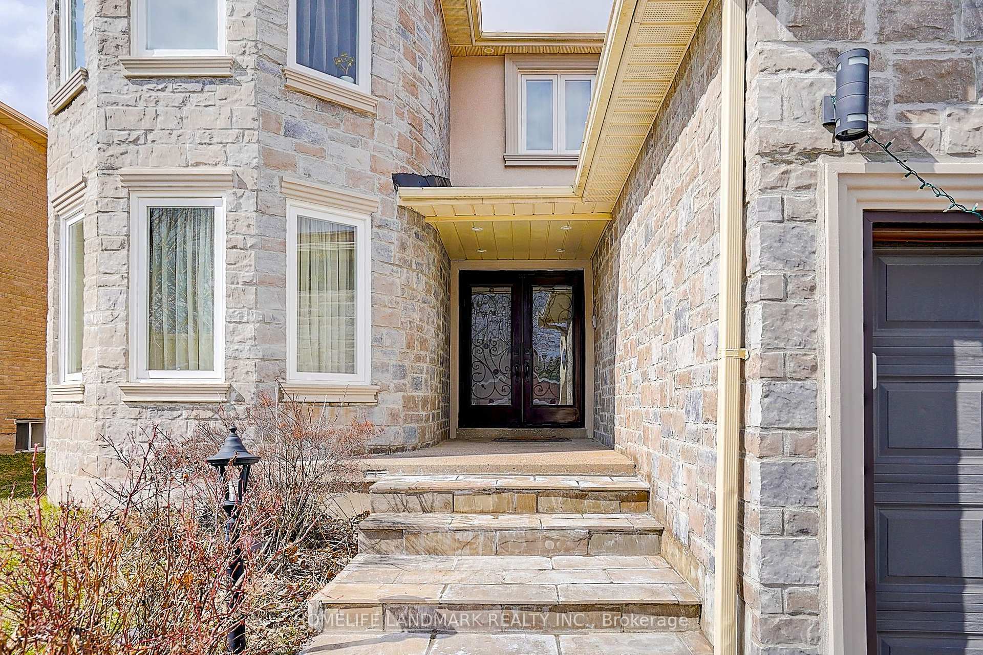 Property Photo: 136 Cooperage Crescent ON L4C 9L7