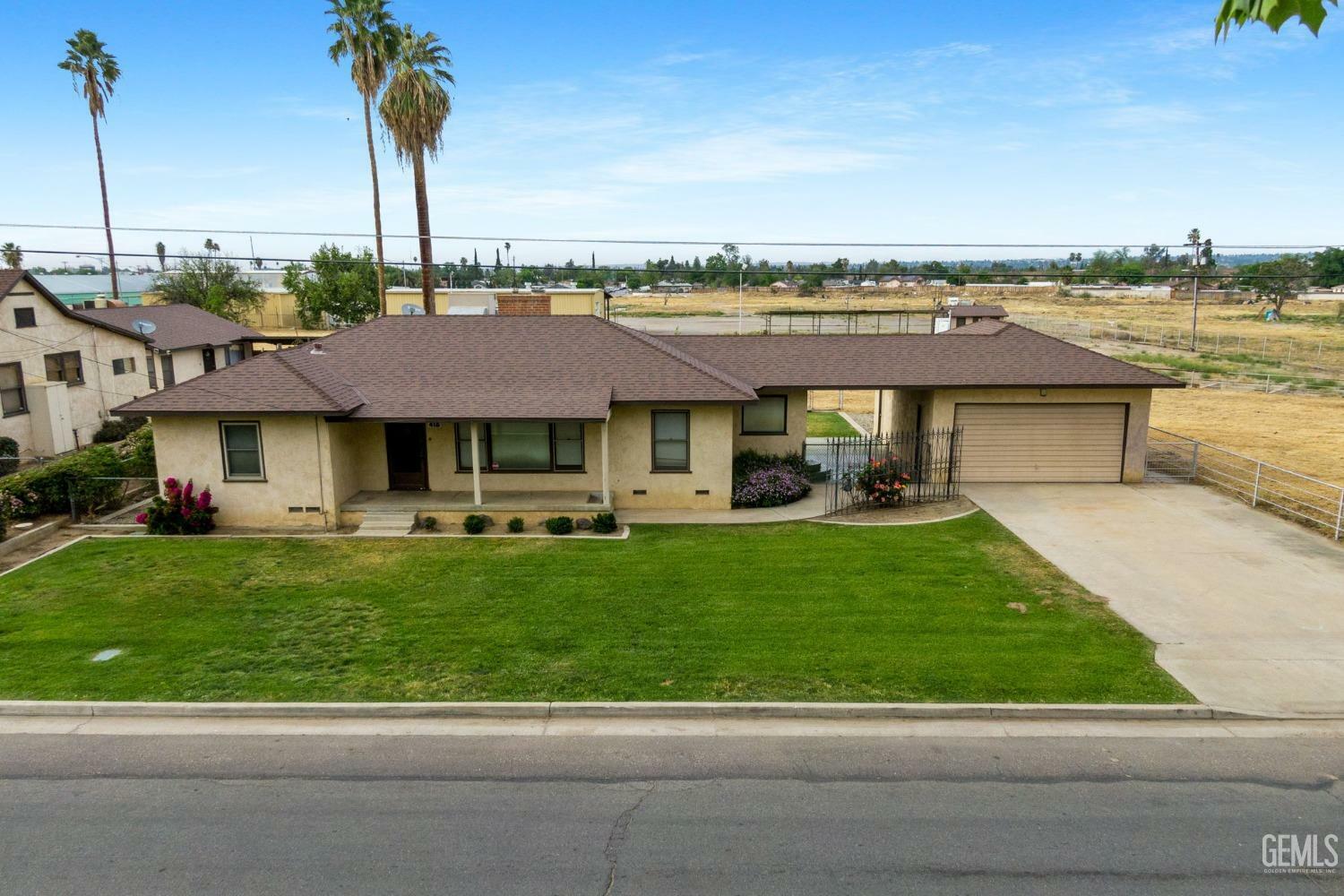 Property Photo: 418 E Belle Terrace CA 93307