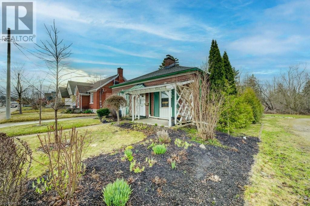 Property Photo:  139 Stirling Avenue South  ON N2G 3N8 