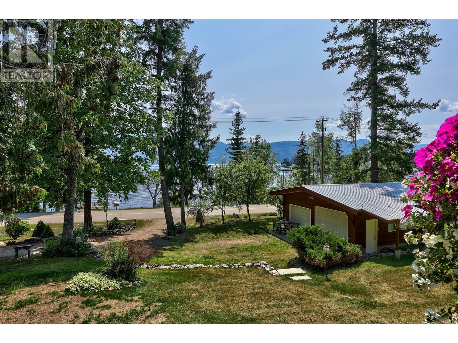 Photo de la propriété: 6297 Squilax-Anglemont Road BC V0E 1M7