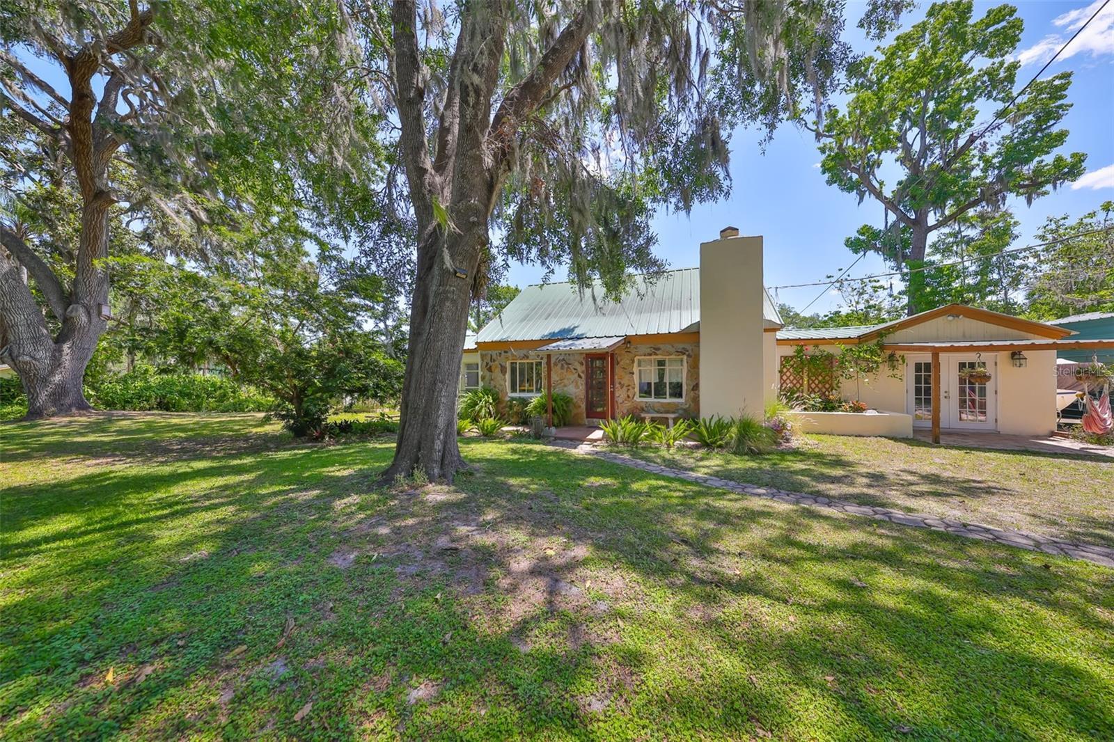 Property Photo: 10824 Palmetto Street FL 33569
