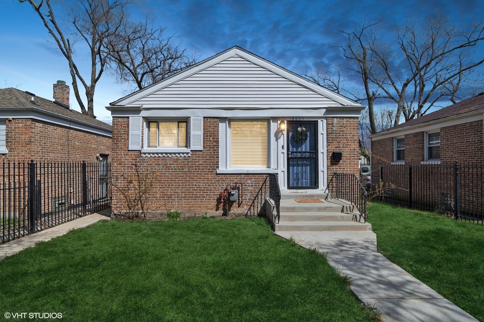 Property Photo:  10005 S Calhoun Avenue  IL 60617 