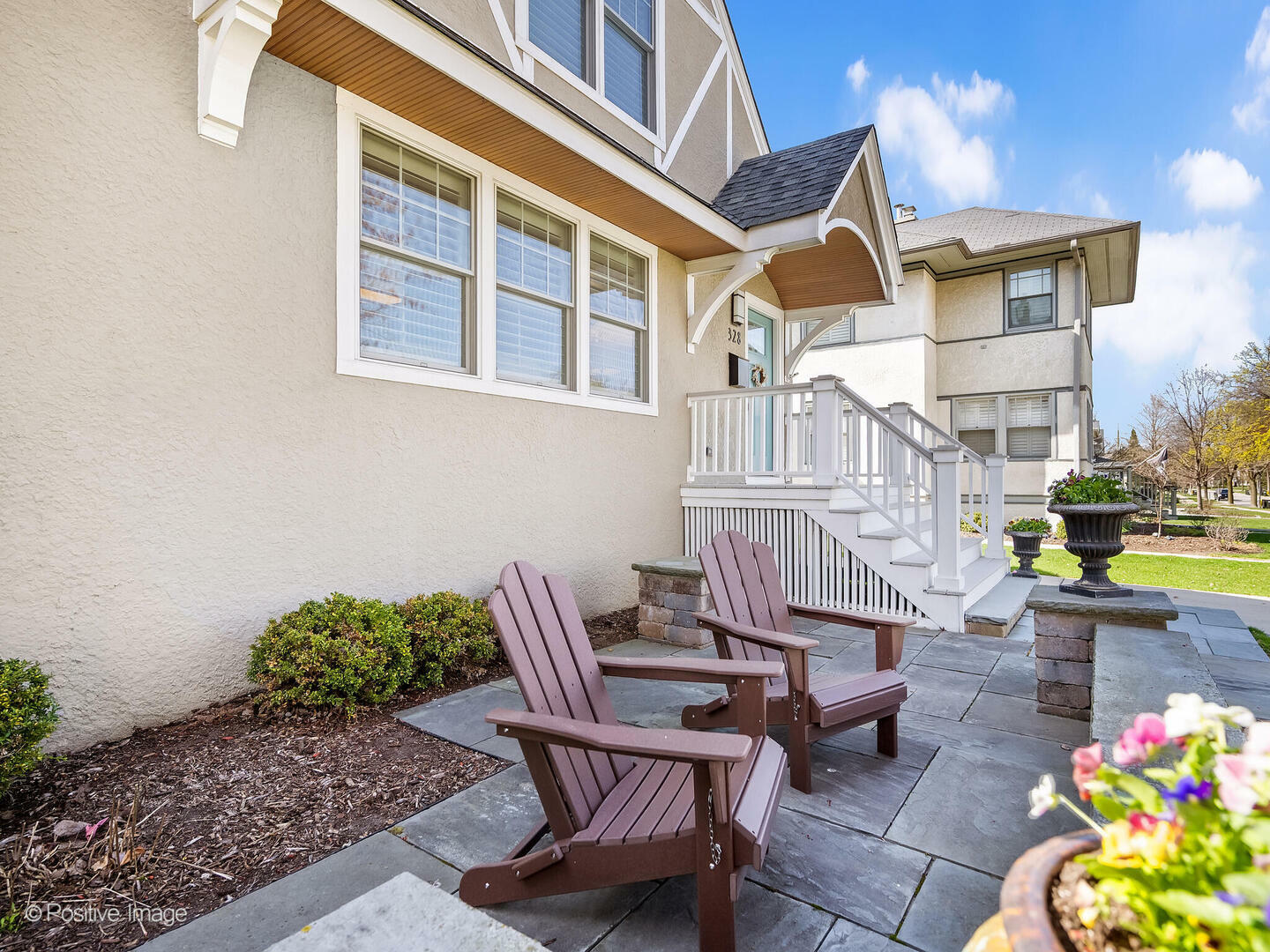 Property Photo: 328 S Kensington Avenue IL 60525