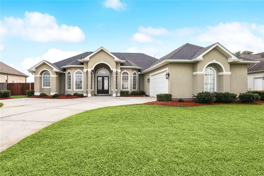 Property Photo:  1841 E Squirewood Drive  LA 70058 