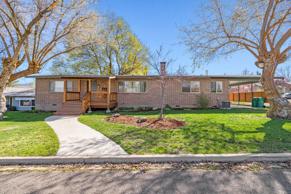 Property Photo: 2507 Hawkins Street OR 97601