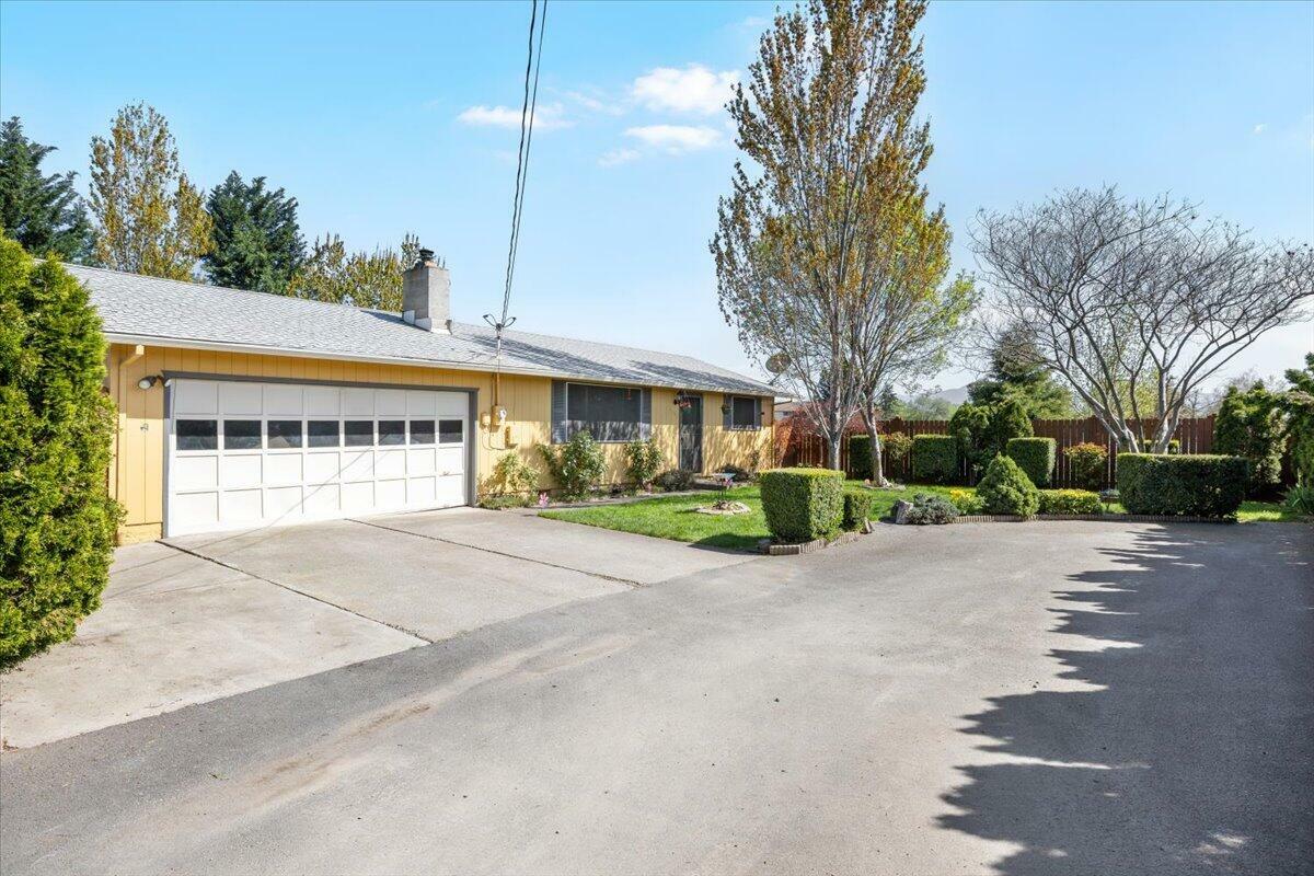 Property Photo: 2280 Delta Waters Road OR 97504