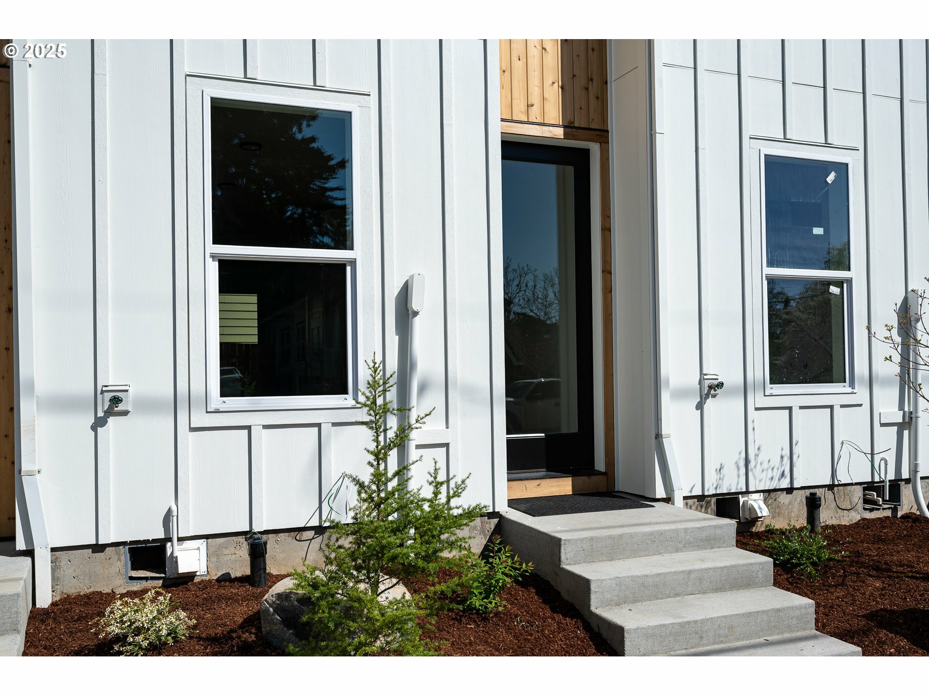 Property Photo: 320 NE 58th Ave OR 97213