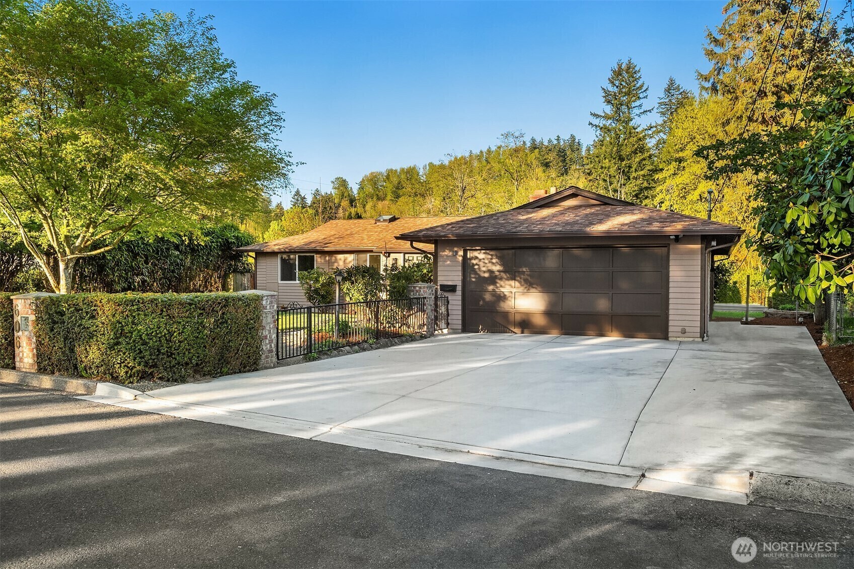 Property Photo: 606 Riverview Drive NE WA 98002