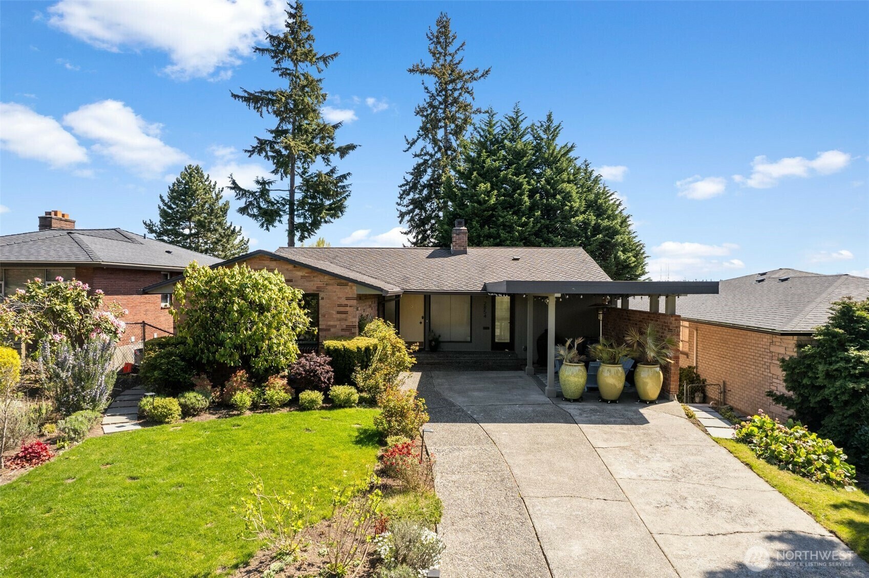 Property Photo: 2854 39th Avenue W WA 98199