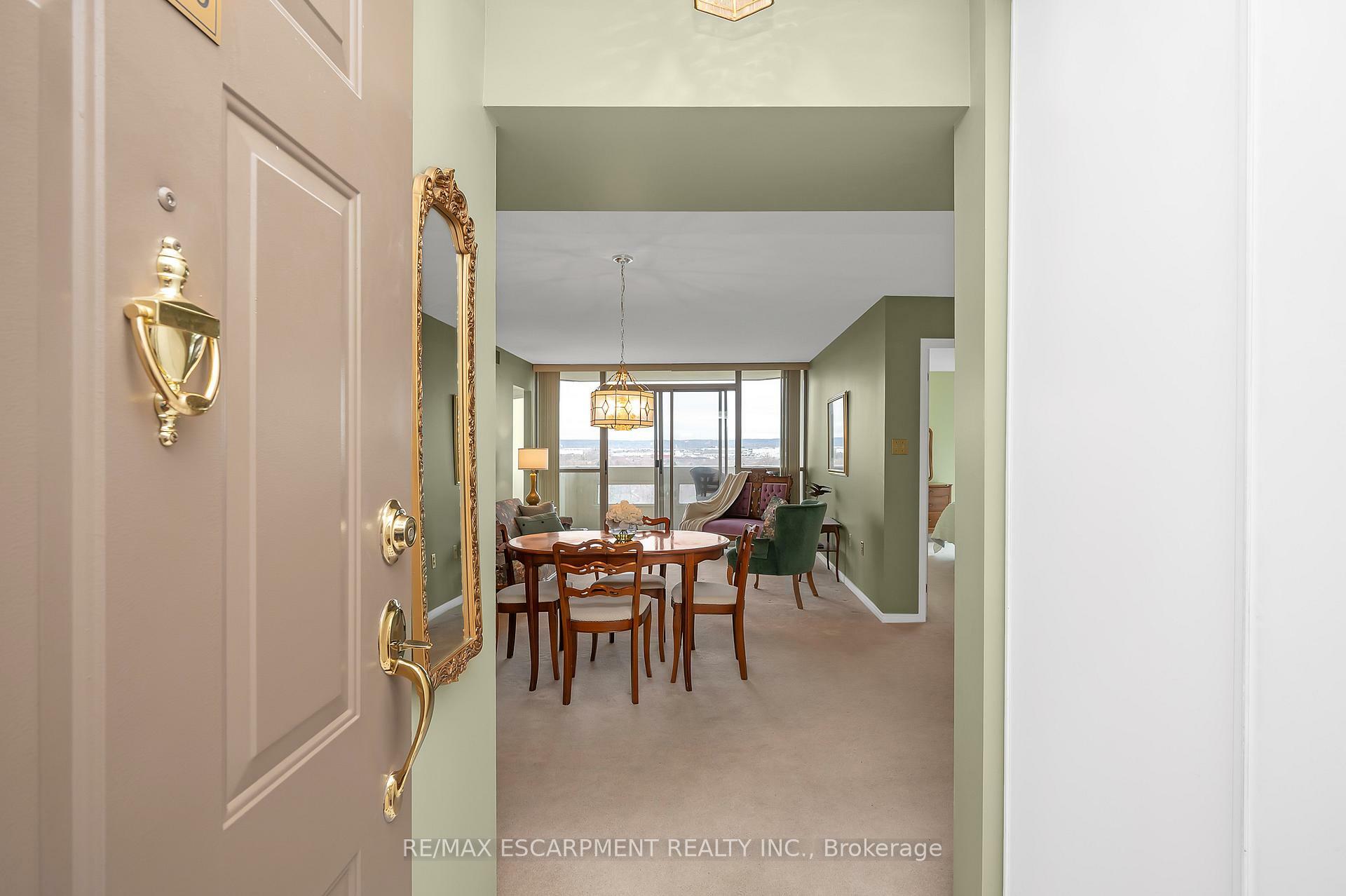 Property Photo: 5070 Pinedale Avenue 1109 ON L7L 5V6