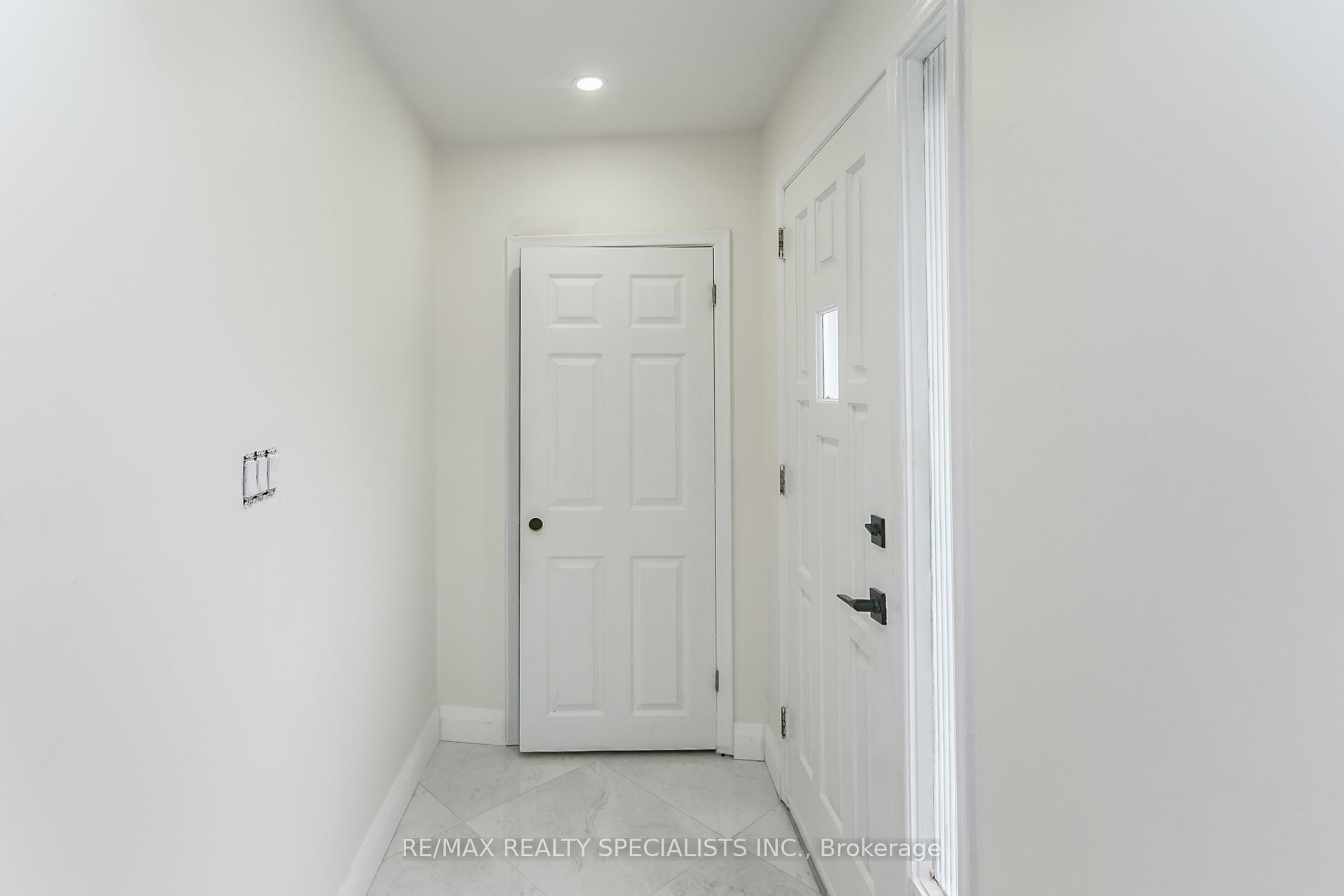 Property Photo:  8 Giltspur Drive Main  ON M3L 1M5 