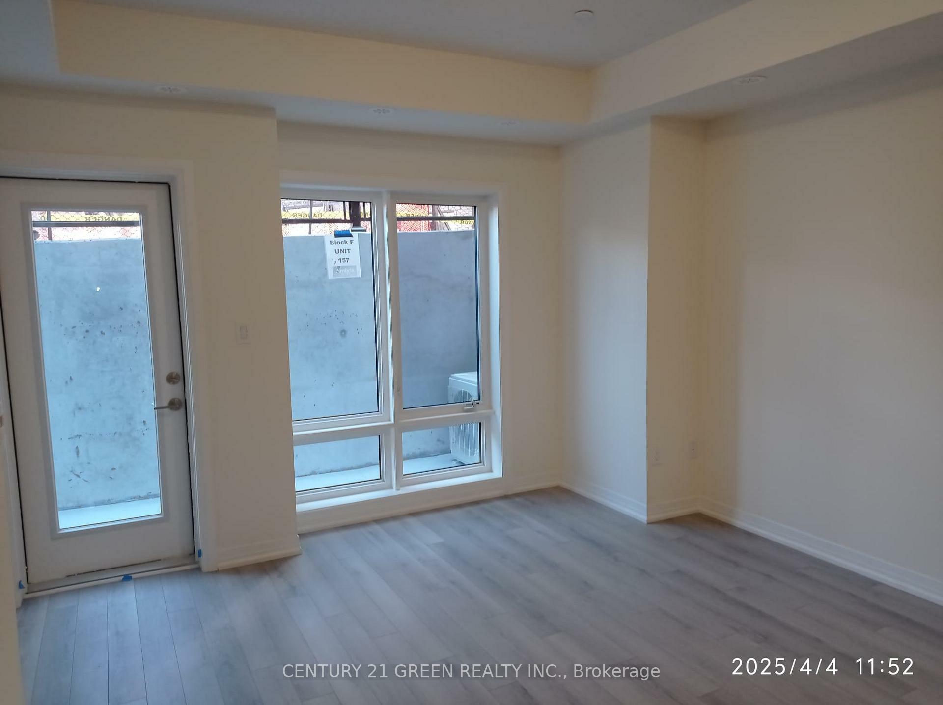 Photo de la propriété: 145 Tapscott Road 13 ON M1B 0E8