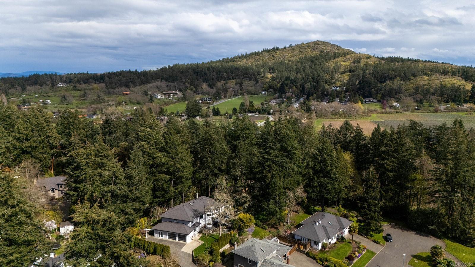 Property Photo: 1006 Pheasantwood Pl BC V8X 4Z3