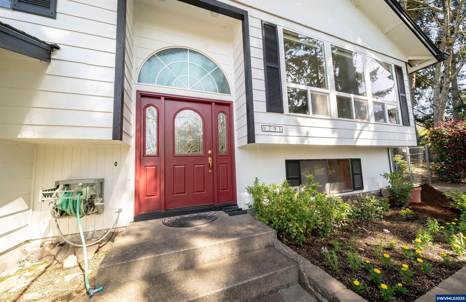 Property Photo: 791 E Hollister St OR 97383