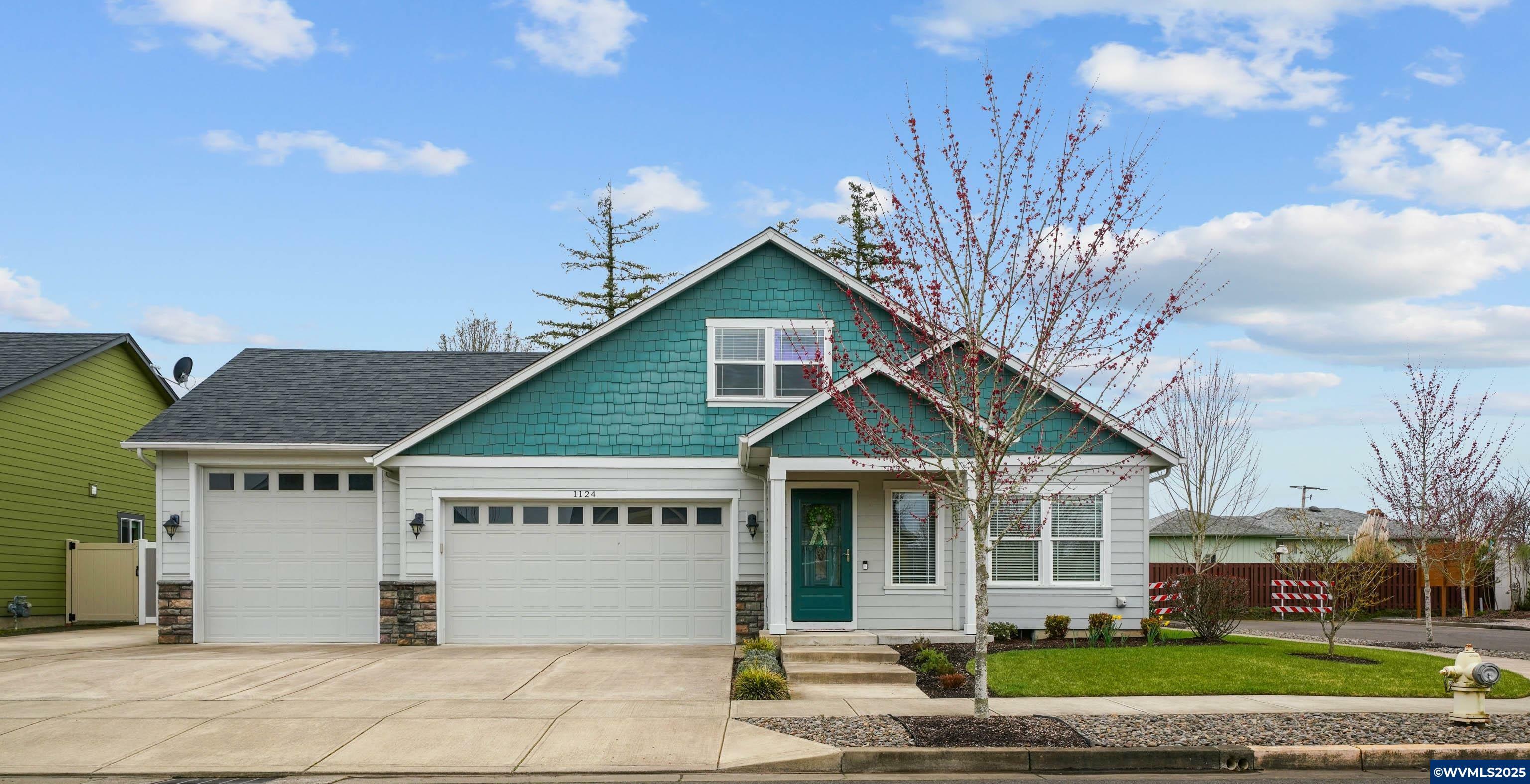 Property Photo: 1124 S 9th St OR 97351
