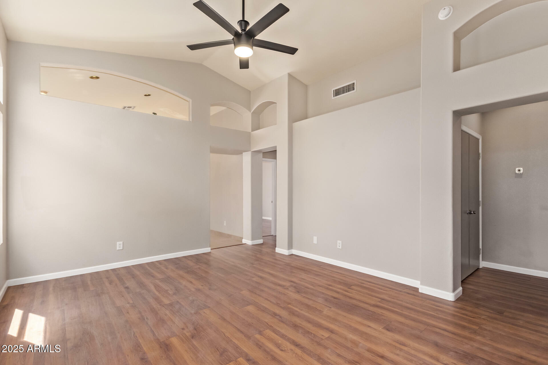 Property Photo: 4923 W Wahalla Lane AZ 85308