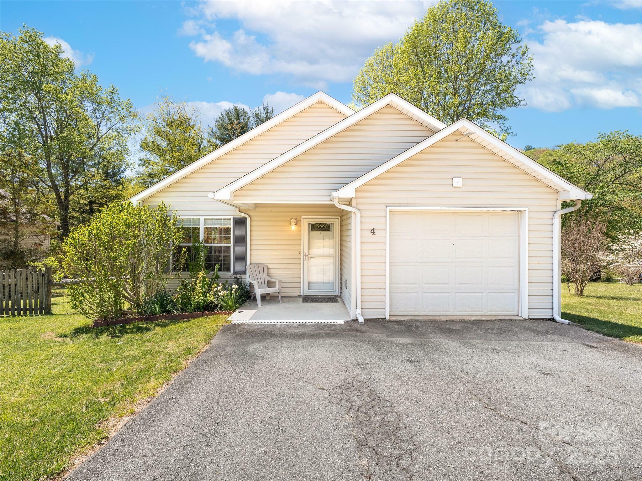 Property Photo: 4 High Mountain Lane NC 28715