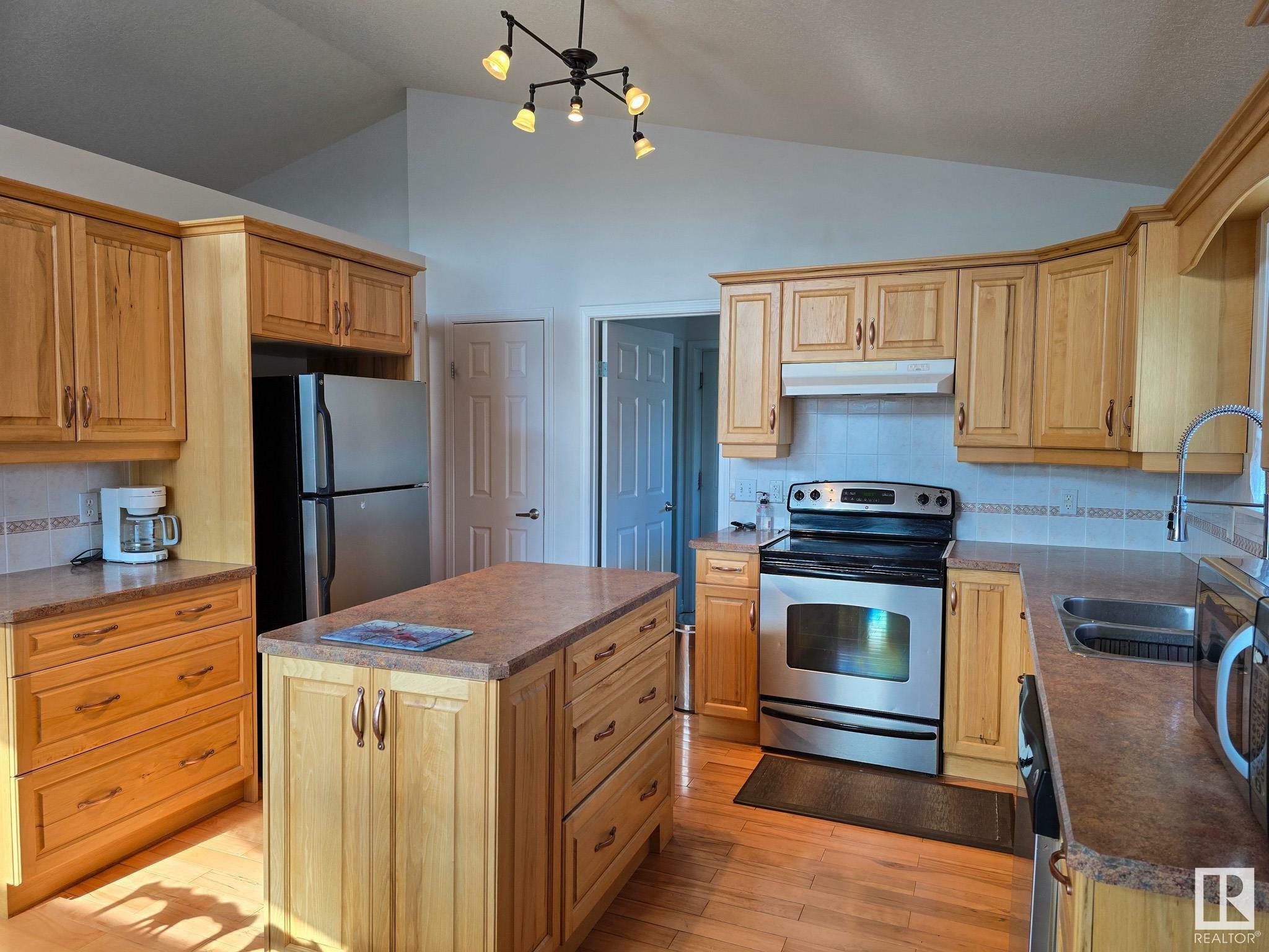 Property Photo:  492 Stanley Close  AB T7Z 2T7 