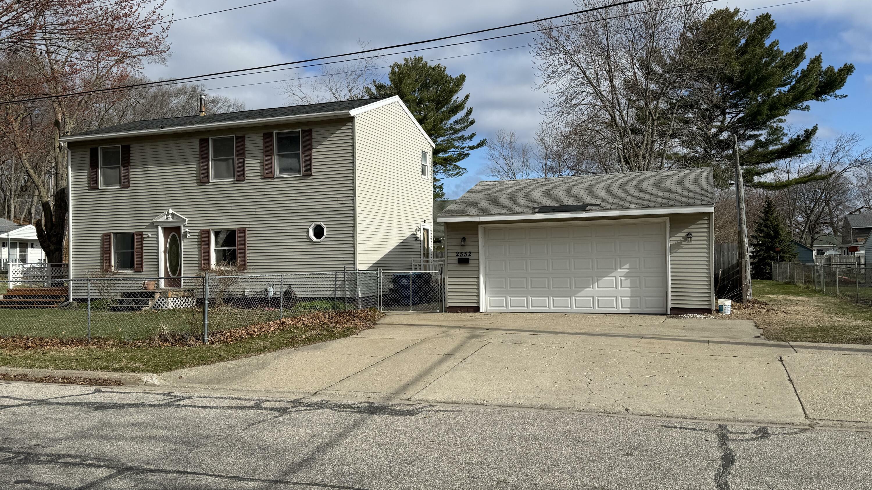 2552 Miner Avenue  Muskegon MI 49441 photo