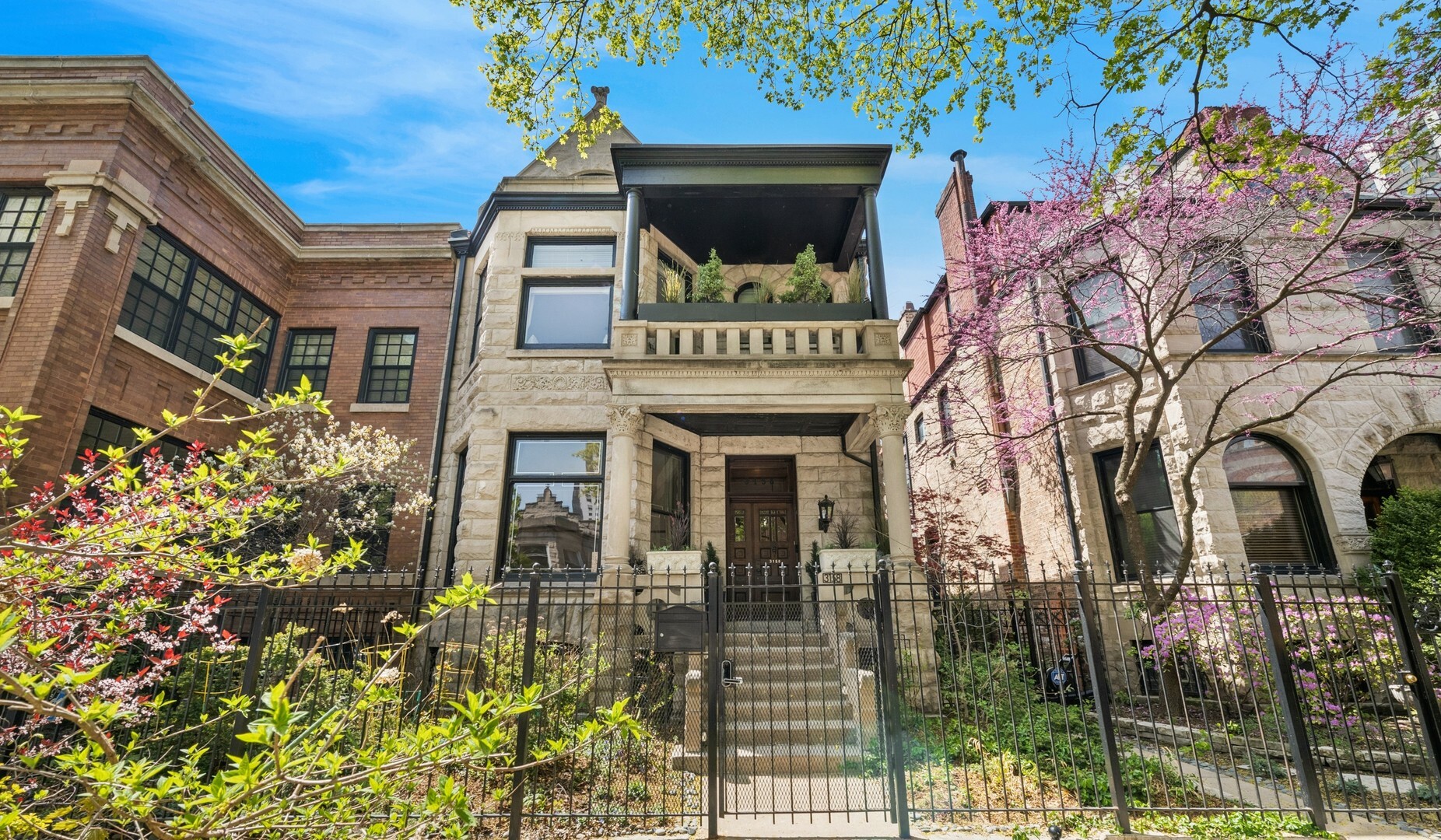 Property Photo: 3158 N Pine Grove Avenue IL 60657