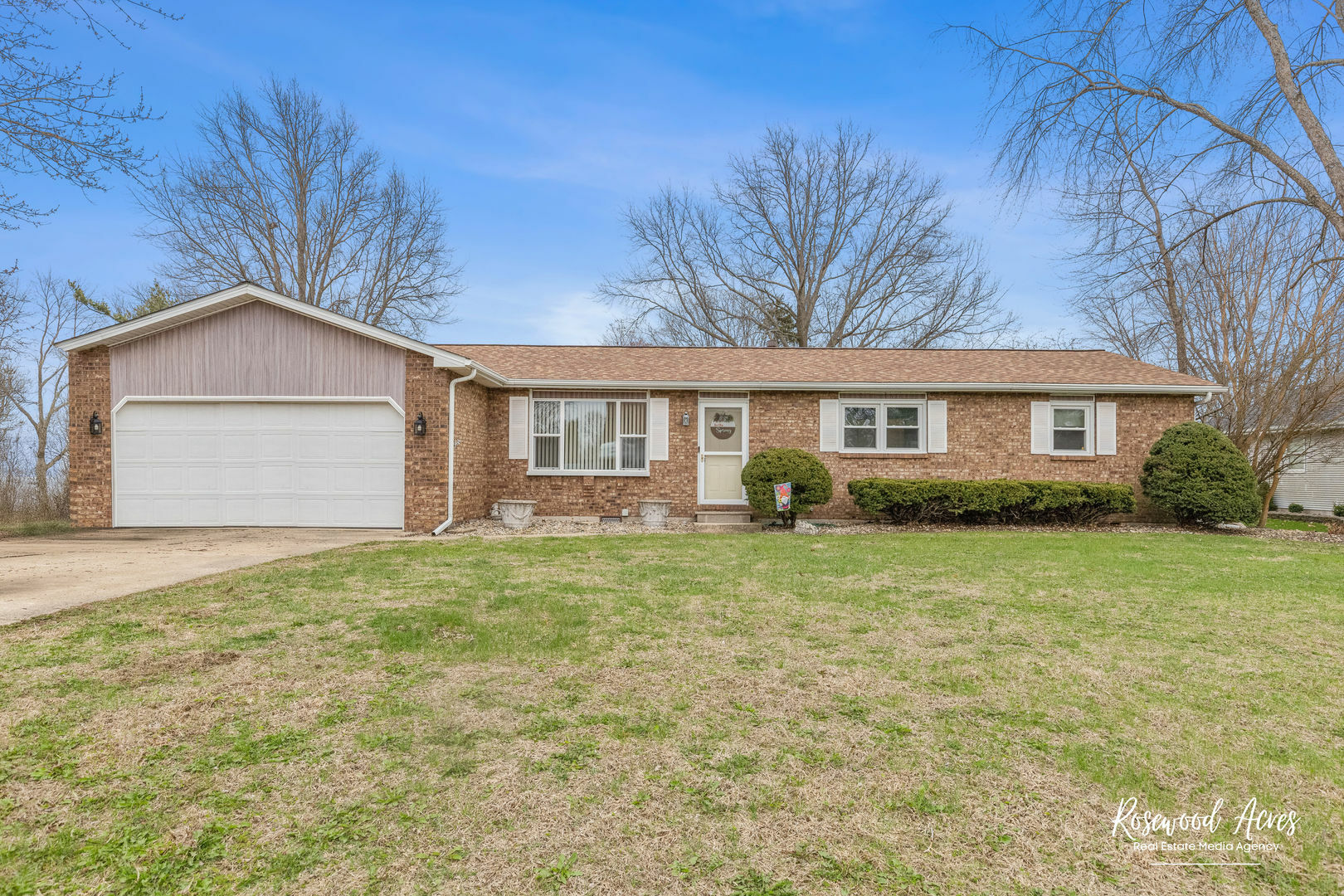 Property Photo: 1101 N Hedge Avenue IL 60901